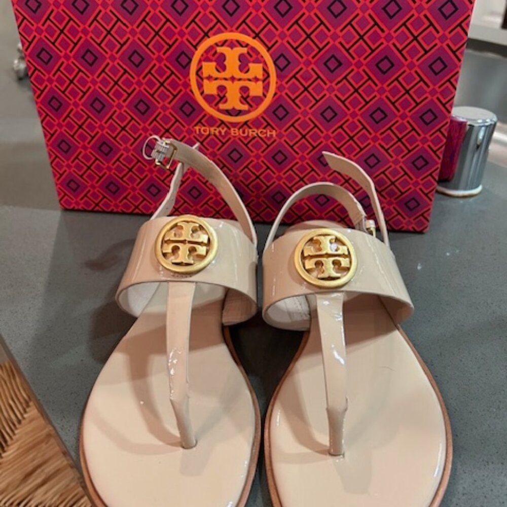 Tory Burch Benton 2 Thong Sandal Patent Leather, Goan Sand/Rolled Brass, Size 7.